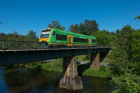 Waldbahn fährt über Brücke bei Zwiesel nach Grafenau