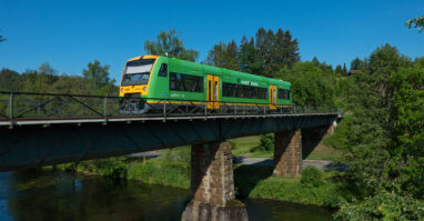 Waldbahn fährt über Brücke bei Zwiesel nach Grafenau