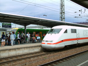 Die Waldbahn und der ICE in Plattling am Bahnhof