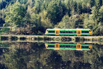 Die waldbahn fährt durch Bayerisch Kanada bei Gumpenried am Schwarzen Regen