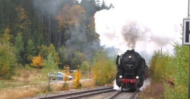 Localbahn die auf einem Gleis in Bayerisch Eisenstein fährt