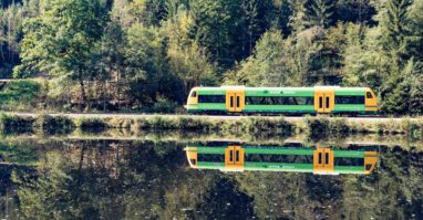 Die waldbahn fährt durch Bayerisch Kanada bei Gumpenried am Schwarzen Regen