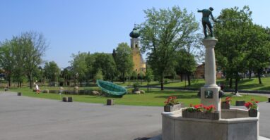 Der Brunnen und der Park vom Glasmuseum in Frauenau