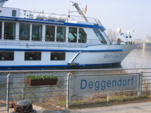 Schiff wie es am Ufer in Deggendorf anlegt