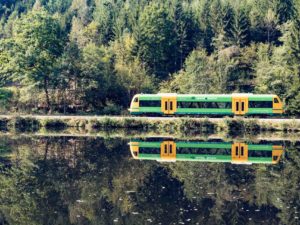 Die waldbahn fährt durch Bayerisch Kanada bei Gumpenried am Schwarzen Regen