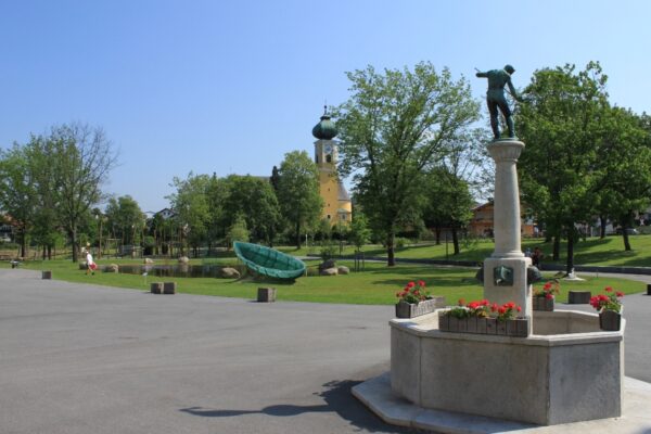 Der Brunnen und der Park vom Glasmuseum in Frauenau