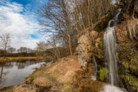 Der Regenweg, auf der rechten Seite des Bildes sieht man einen Wasserfall