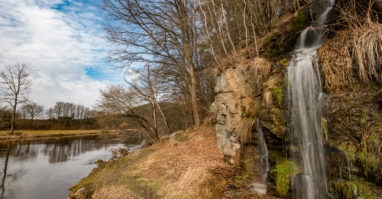 Der Regenweg, auf der rechten Seite des Bildes sieht man einen Wasserfall