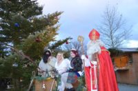 Weihnachtsmarkt in Zwiesel, zu sehen ist der Nikolaus, neben ihm sitzten im Schlitten der Krampus und ein Engel