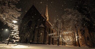 Teisnachkirche bei Nacht und Schnee Teisnachkirche in der Nacht in winterlicher Natur.