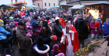 Auerer Christkindlmarkt Menschen die am Auerer Christkindlmarkt sind