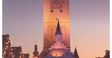 Christkindlmarkt am alten Rathaus in Deggendorf Deggendorfer Stadtplatz mit dem alten Rathaus und verschiedenen Christkindlmarkt Hütten