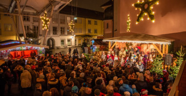 Plattlinger Christkindlmarkt Christkindlmarkt in Plattling mit vielen Menschen aus der Vogelperspektive zu sehen