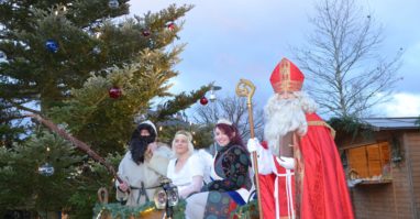 Zwieseler Weihnachtsmarkt Weihnachtsmarkt in Zwiesel, zu sehen ist der Nikolaus, neben ihm sitzten im Schlitten der Krampus und ein Engel