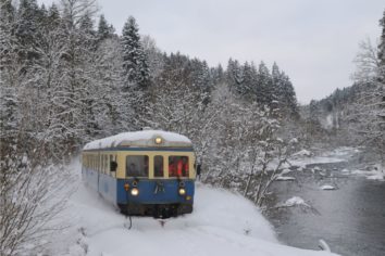 Die Wanderbahn fährt durch die weiße Winterlandschaft durch Bayerisch Kanada