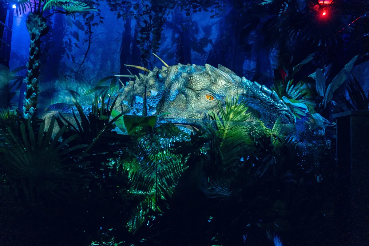 Jurassic World - Dinosaurier streift in der Dunkelheit durch die Dinosaurierwelt.