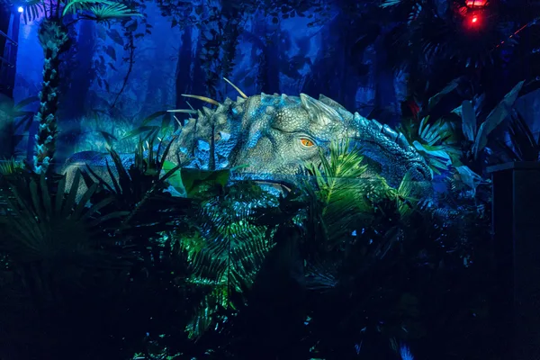 Jurassic World - Dinosaurier streift in der Dunkelheit durch die Dinosaurierwelt.