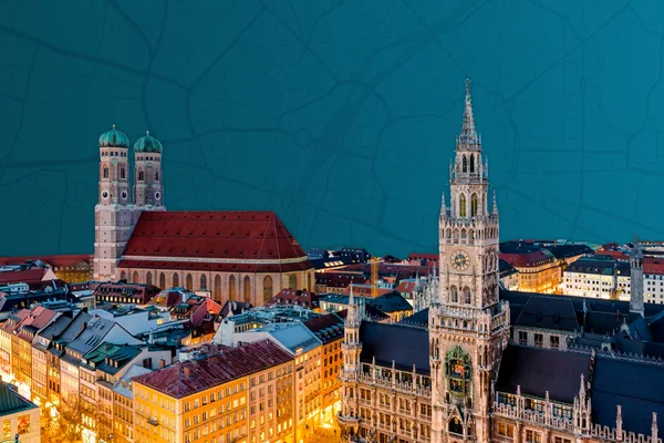 Panorama mit Frauenkirche und Neues Rathaus bei Sonnenuntergang, beleuchtete Straßen.