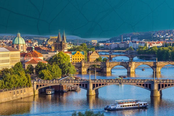 Panorama mit mehreren Brücken über die Moldau, historischen Gebäuden und Booten.