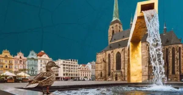 Obrázek zobrazuje zlatou kašnu s vodopádem na náměstí v Plzni. V pozadí je velký kostel s vysokou věží, obklopený historickými budovami.