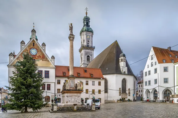 Historischer Platz mit Mariensäule, Kirche und traditionellen Gebäuden in Freising.