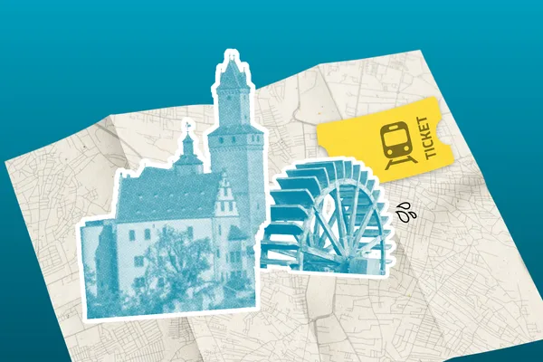 Darstellung eines historischen Gebäudes sowie eines Wasserrads. Ein Zugticket symbolisiert die Anreise, im Hintergrund ist ein stilisierter Stadtplan sichtbar.