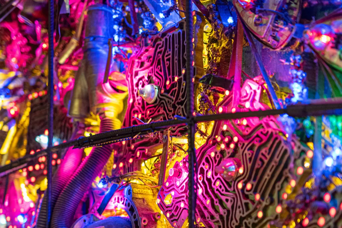 Bunte Lichtinstallation mit Neonfarben und technischen Elementen in einem modernen Club.