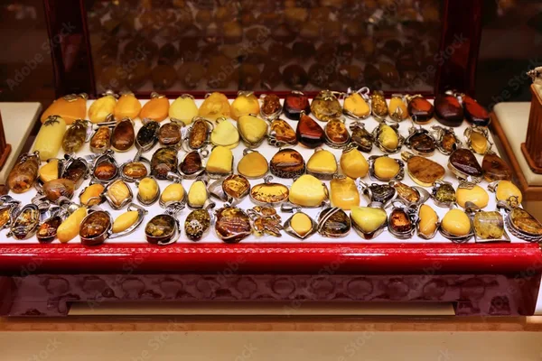 Auslage mit zahlreichen Bernsteinanhängern in verschiedenen Formen und Farben.