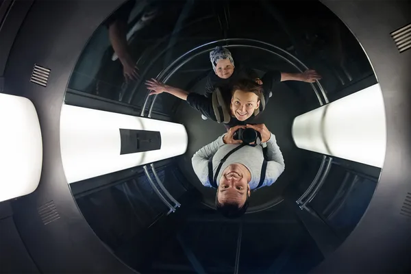 Familie im Aufzug des Alten Rathauses mit der Astronomischen Uhr in Prag.