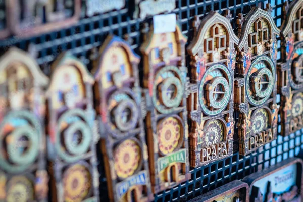 Magneten mit Motiven der Prager Astronomischen Uhr in bunten Farben.