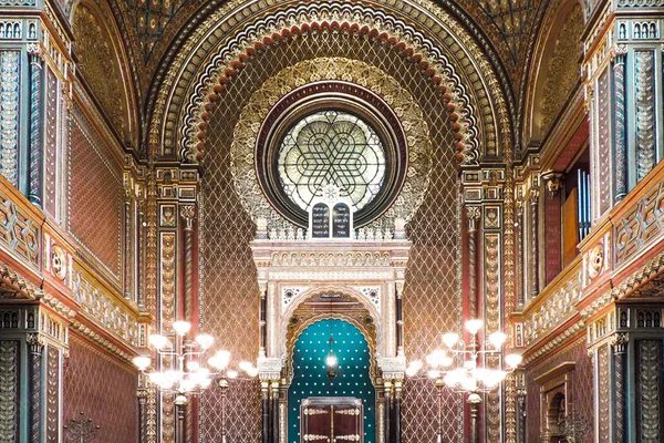 Prunkvoller Innenraum der Synagoge mit kunstvollen Ornamenten und Kronleuchtern.