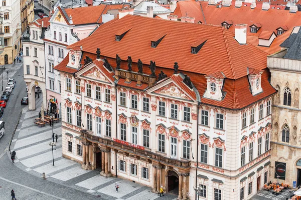 Prunkvolles Gebäude mit rotem Dach und reich verzierter Fassade am Altstädter Ring in Prag.