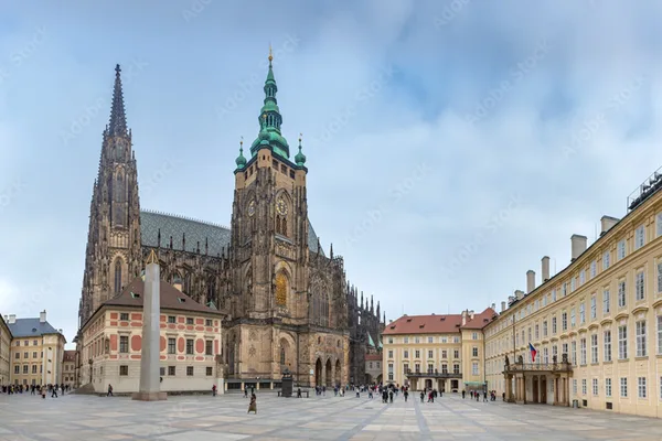Panorama des Veitsdoms mit Türmen und umliegenden historischen Gebäuden auf dem Burgberg.