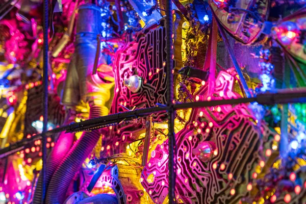 Bunte Lichtinstallation mit Neonfarben und technischen Elementen in einem modernen Club.