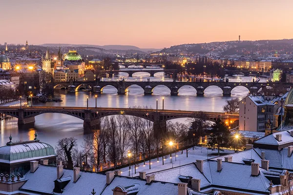 Panorama von Prag mit mehreren Brücken über die Moldau bei Sonnenuntergang.
