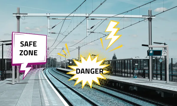 Fotografie nástupiště s kolejemi, trolejovým vedením a textovými poli ‚Safe Zone‘ a ‚Danger‘ v komiksovém stylu.