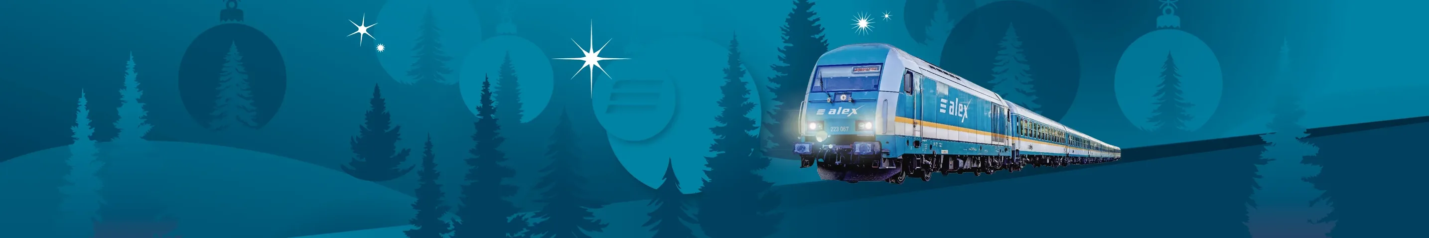 alex-Zug fährt durch eine grafisch dargestellte, winterliche Landschaft mit Tannenbäumen und Weihnachtsdekoration.