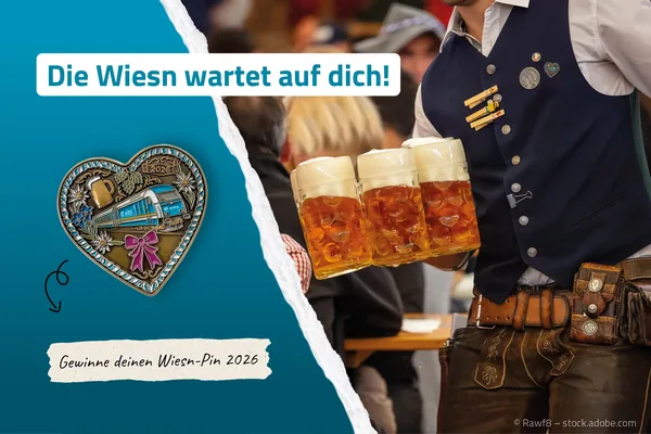 Werbegrafik zur Oktoberfest-Aktion von alex. Auf der linken Seite ist ein herzförmiger Wiesn-Pin mit einem alex-Zugmotiv abgebildet. Rechts trägt eine Person in Tracht mehrere Maßkrüge mit Bier. Der Text lautet: „Die Wiesn wartet auf dich! Gewinne deinen Wiesn-Pin 2026“.