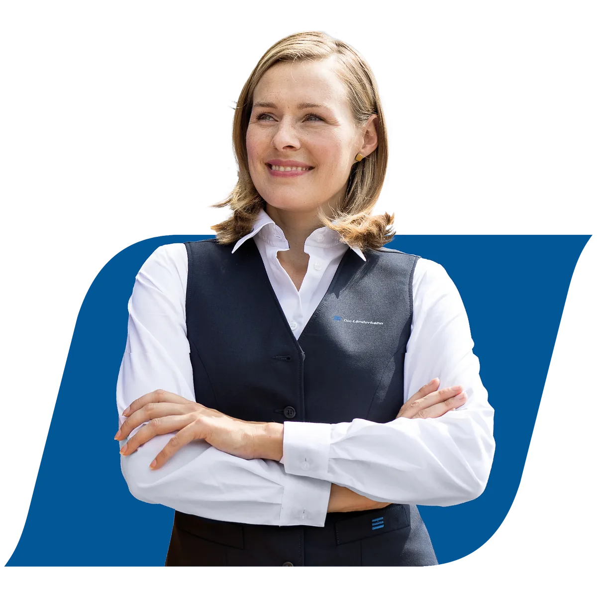 Das Bild zeigt eine Mitarbeiterin der Länderbahn GmbH DLB mit verschränkten Armen. Sie steht vor neutralem Hintergrund und blickt lächelnd in die Ferne.