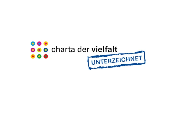 Logo mit bunten Kreisen und Text ‚Charta der Vielfalt – Unterzeichnet‘ in blauer Schrift.
