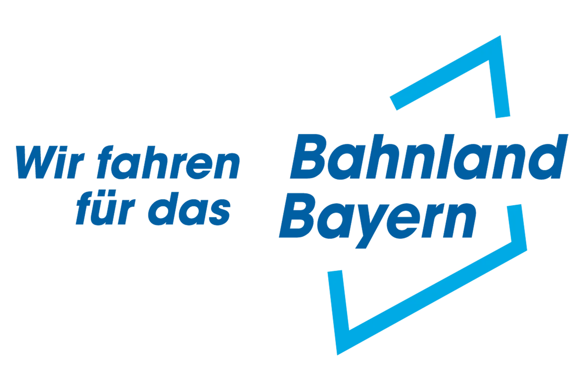 Blaues Logo mit dem Text ‚Wir fahren für das Bahnland Bayern‘ und stilisiertem Rahmen in Form eines Winkels.