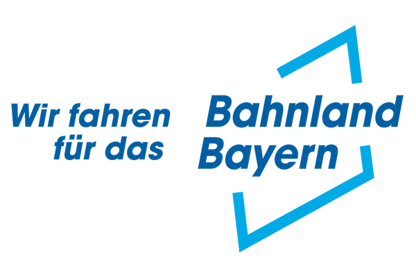 Blaues Logo mit dem Text ‚Wir fahren für das Bahnland Bayern‘ und stilisiertem Rahmen in Form eines Winkels.