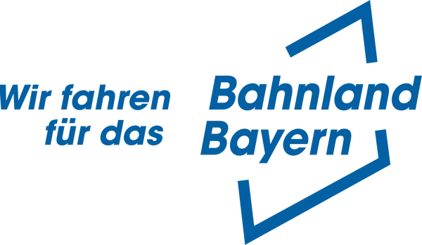 Modré logo s textem ‚Jezdíme pro Bahnland Bayern‘ a stylizovaným rámečkem ve tvaru úhlu.