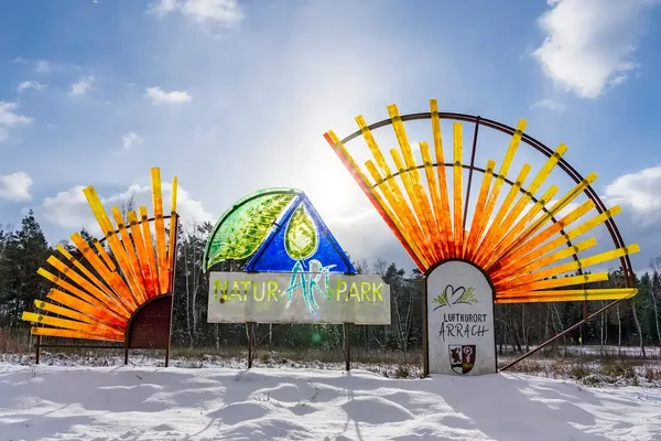 Glasskulpturen in den Arracher Natur-Art-Parks im Winter