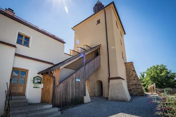 Das Bild zeigt den Blasturm in Schwandorf, zu dem eine Treppe mit Holzumrahmung hochführt.