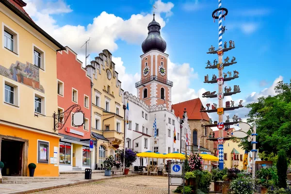 Marktplatz mit Maibaum und Kirchturm im Hintergrund