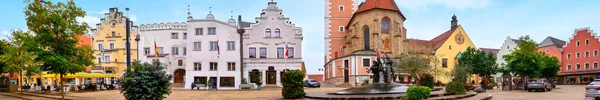 Panoramabild mit Marktplatz im Vordergrund und historischen Gebäuden im Hintergrund