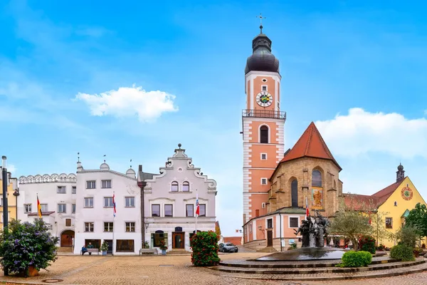 Marktplatz mit Blick auf eine Kirch im Hintergrund