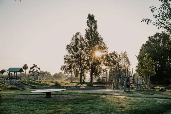 Kinderspielplatz mit Bäumen im Hintergrund
