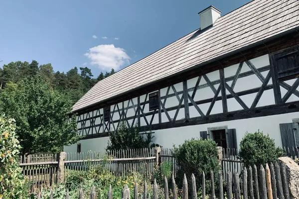 Historisches Fachwerkhaus mit Satteldach und Garten in ländlicher Umgebung